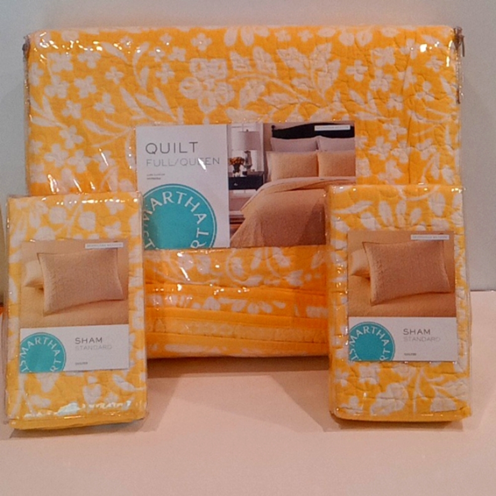 Martha Stewart Full/Queen Quilt with 2 Standard Shams Georgiana Meadow